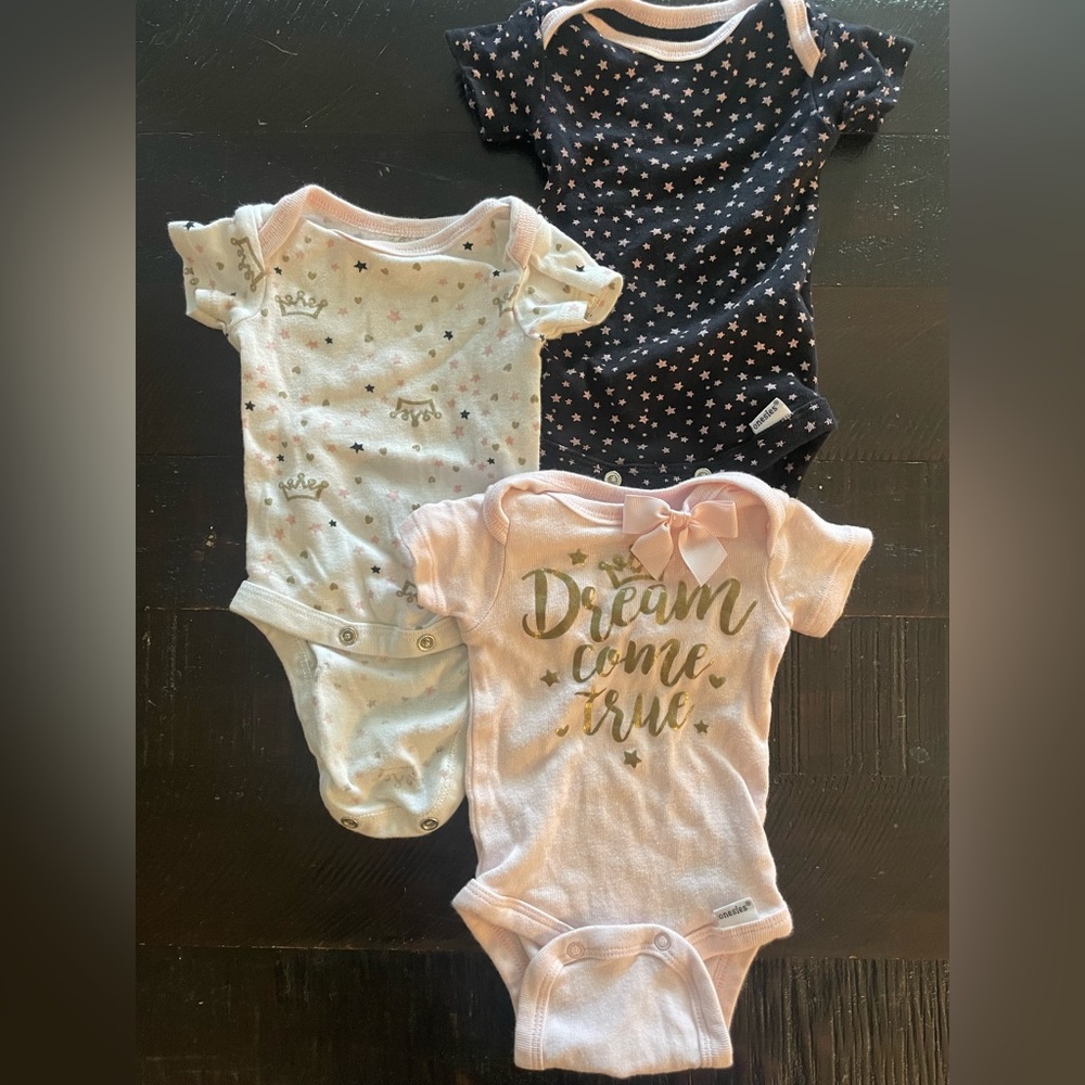 3 Newborn onsies bundle! 👑